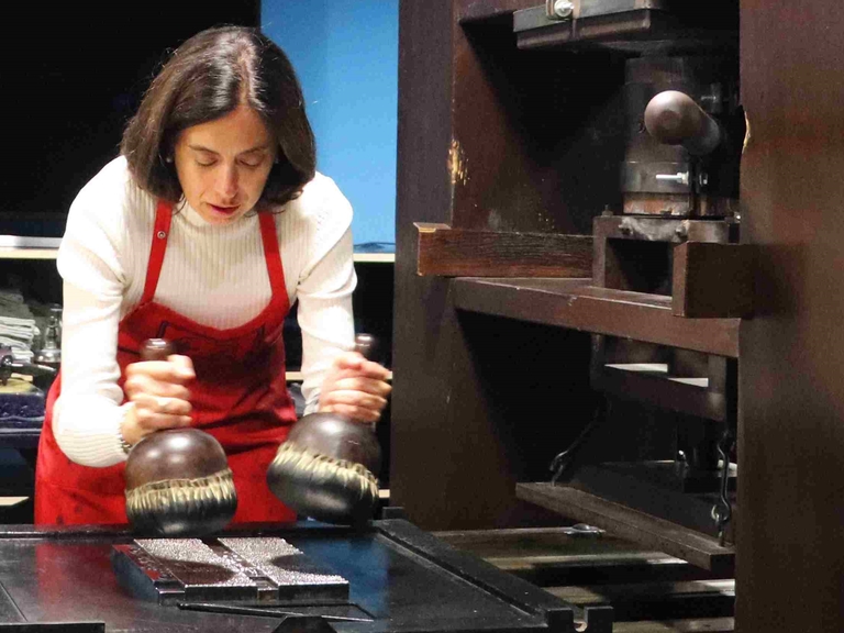 Co-Übersetzerin Cristina López Romero-Ávila an der Gutenberg-Presse