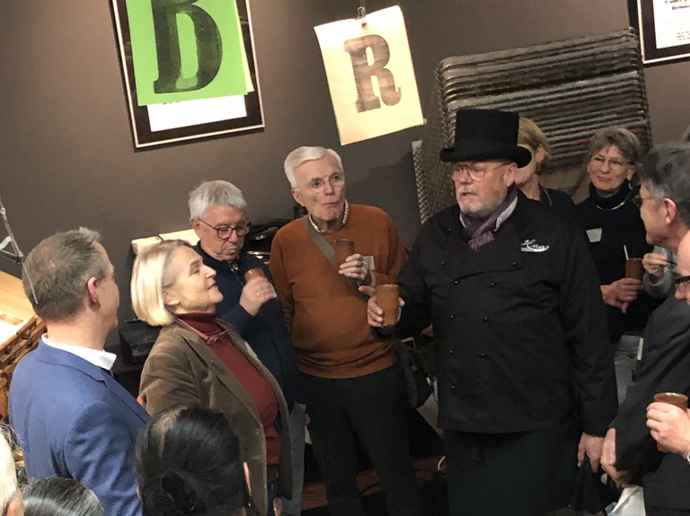 Hugo Hass bei seiner Rede am Abend von "Glühwein & Drucken" im Dezember 2023